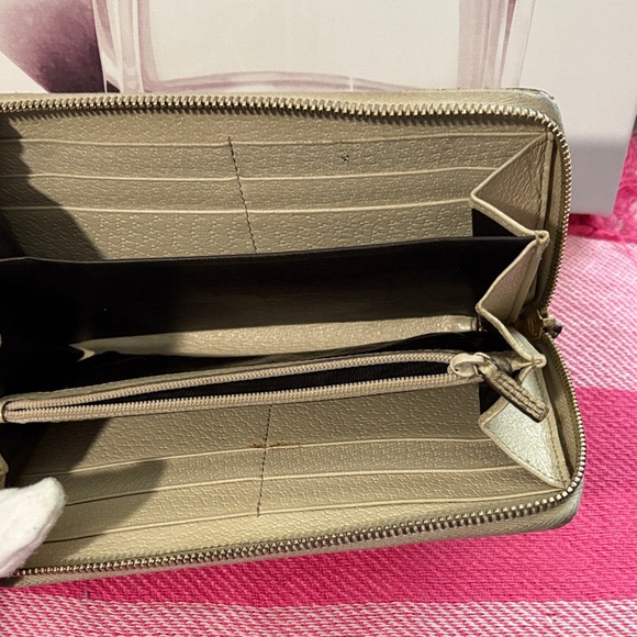 Gucci Beige and Brown Monogram Wallet - Picture 10 of 16